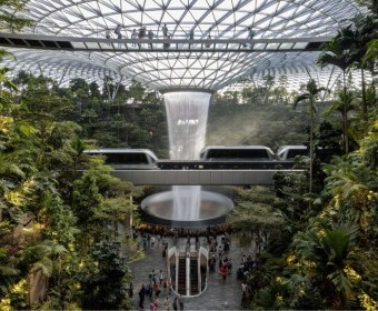 Integrasi Ekonomi dan Keberlanjutan: Studi Kasus Changi Airport sebagai Model Green Tourism Gateway