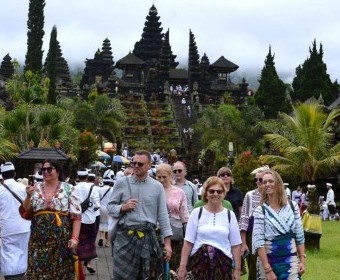 Dibalik Angka penurunan Wisatawan Bali: Retribusi, Over Tourism, dan Siapa yang Palin Terdampak